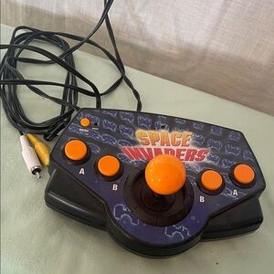 Space Invaders Black and Orange Game tv plug and play
